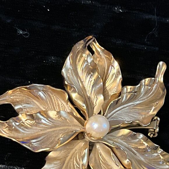 Vintage Goldtone Stylized Textured Flower Brooch W/ Genuine Cultured Pearl - Picture 4 of 7